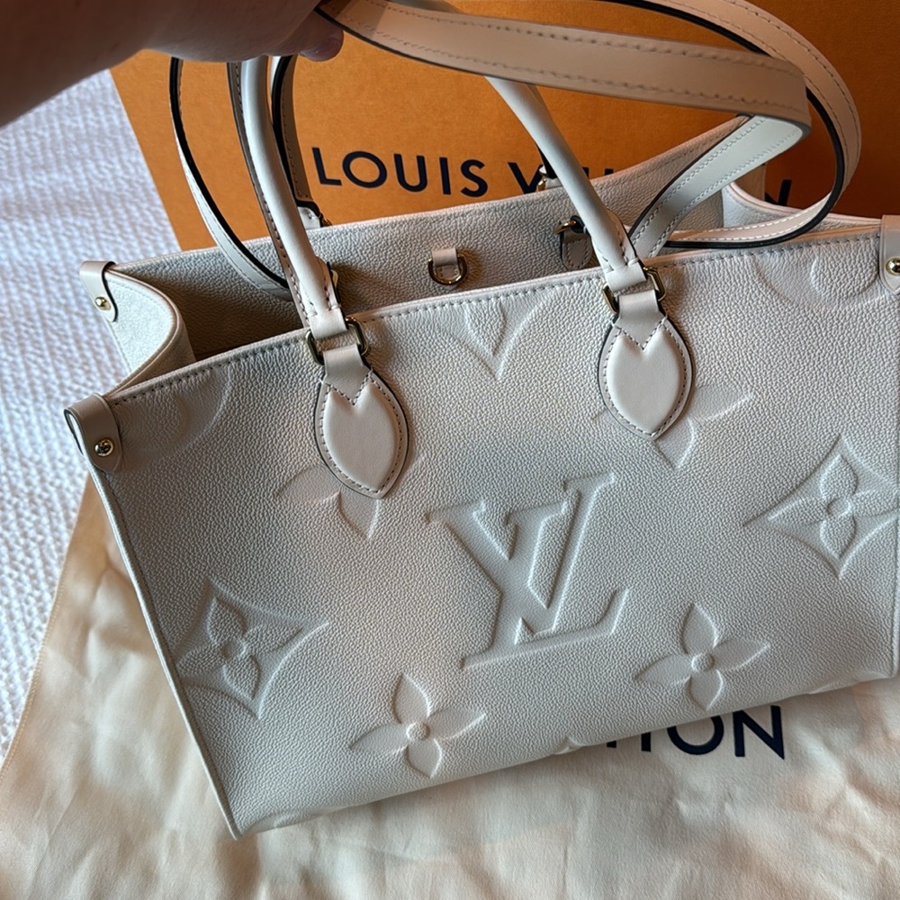 Louis Vuitton OnTheGo MM Cream Tote w/ box and dust bag - Picture 9 of 16